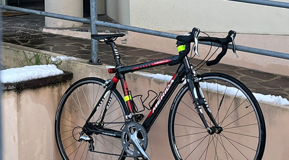 Gli rubano una bici da corsa e la ritrova in vendita sul web: si presenta all'acquisto con i Carabinieri - La bici rubata ritrovata in vendita sul web