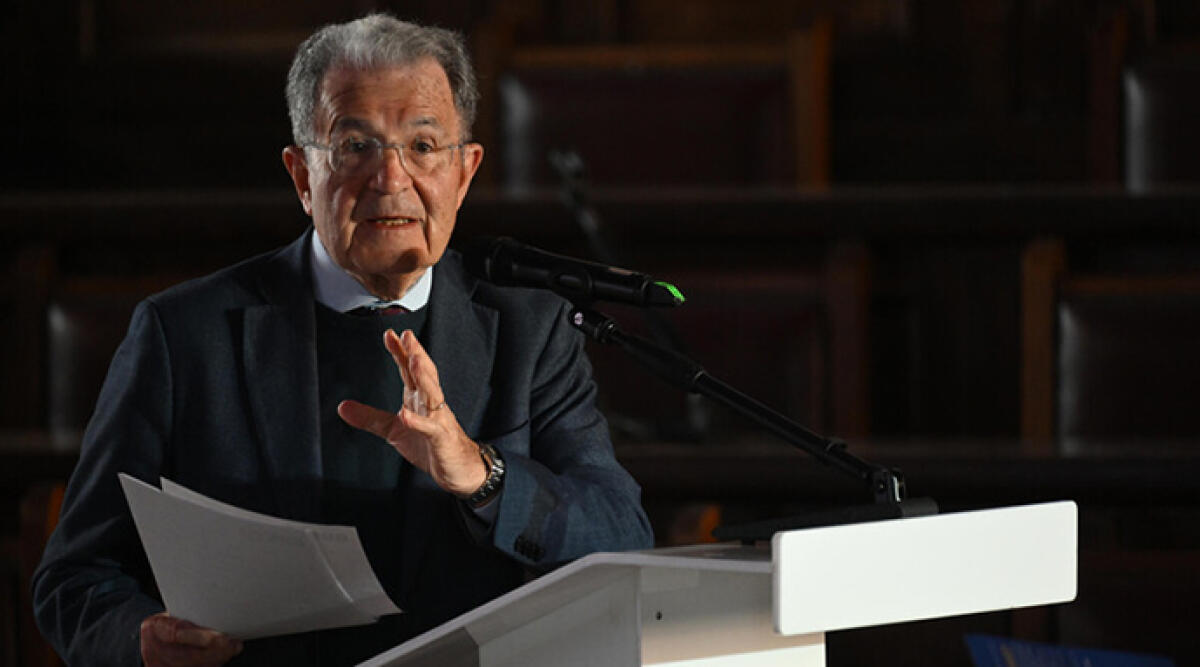 Romano Prodi torna a parlare: "L'Unione Europea è sbandata, il PD deve ritrovare la sua identità - Allarme di Prodi: "L'UE sbanda, il Pd non si rassegni", foto Ansa