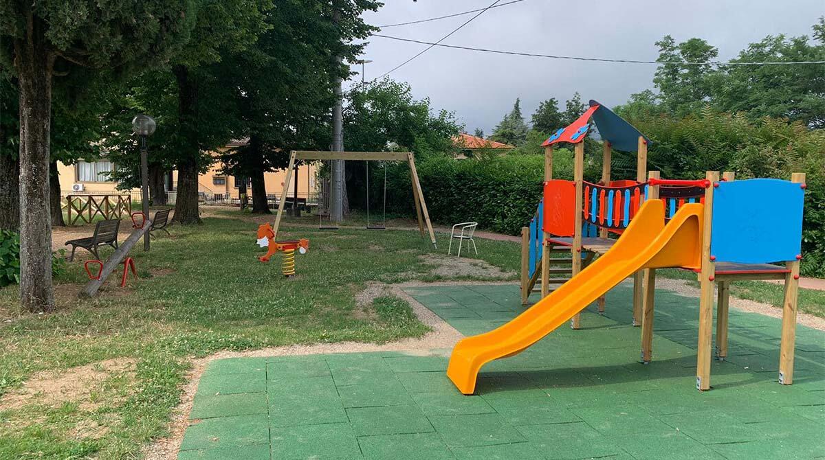 Palazzo Cappelli di Secchiano, nuova vita per il parco giochi grazie alla donazione dell'associazione Ro.vi.ca.ndo - Il parco giochi di Palazzo Cappelli