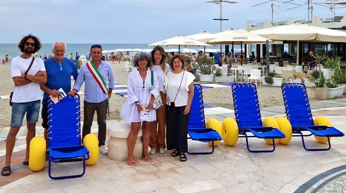 Misano, quattro speciali sedie per far vivere la spiaggia alle persone con disabilità -