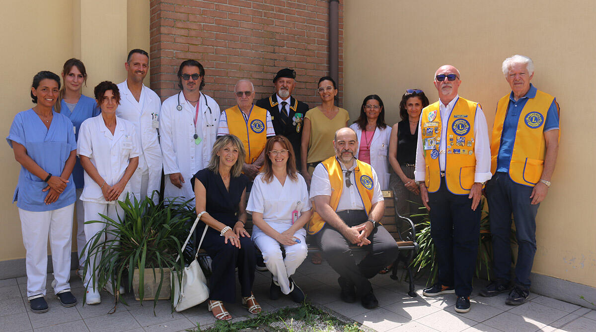 Lions Club Montefeltro dona 15 panchine per i giardini dell'Hospice di Rimini - Lions Club Montefeltro all'Hospice di Rimini