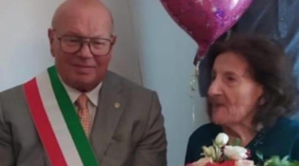 Montescudo-Monte Colombo in festa per i cento anni di Pierina Casadei - Pierina Casadei assieme al sindaco Casadei
