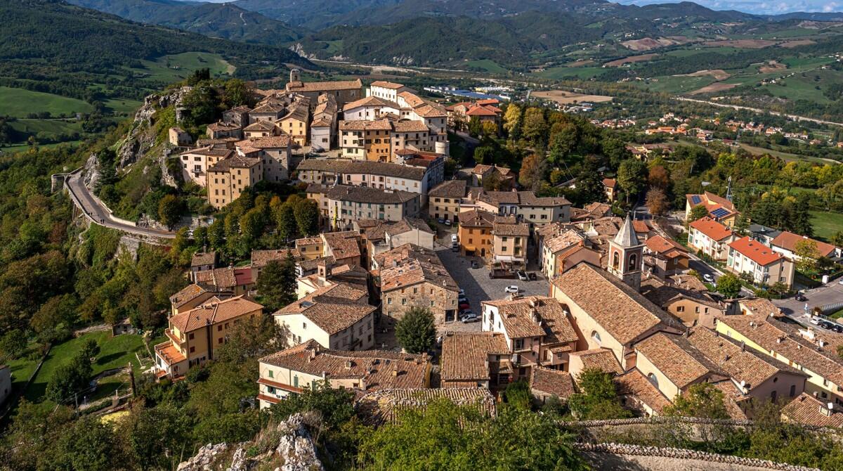 Ordinanza sugli immigrati del sindaco di Pennabilli, il Pd: "Giannini? Un'ideologia impregnata di odio" - Pennabilli veduta aerea - foto di Luciano Bernardi