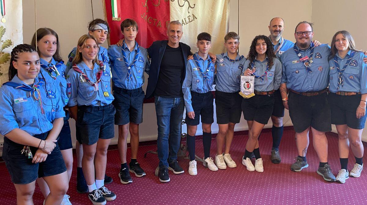 Scout riminesi in partenza per la Corea del Sud ricevuti in comune dal Sindaco - Gli scout con il Sindaco