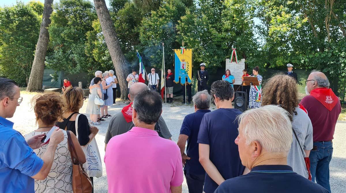Il ricordo di Rino Molari: la sindaca Parma, "Fascismo eterno: oggi alla violenza fisica si sostituisce quella verbale e intellettuale" - Un momento della cerimonia