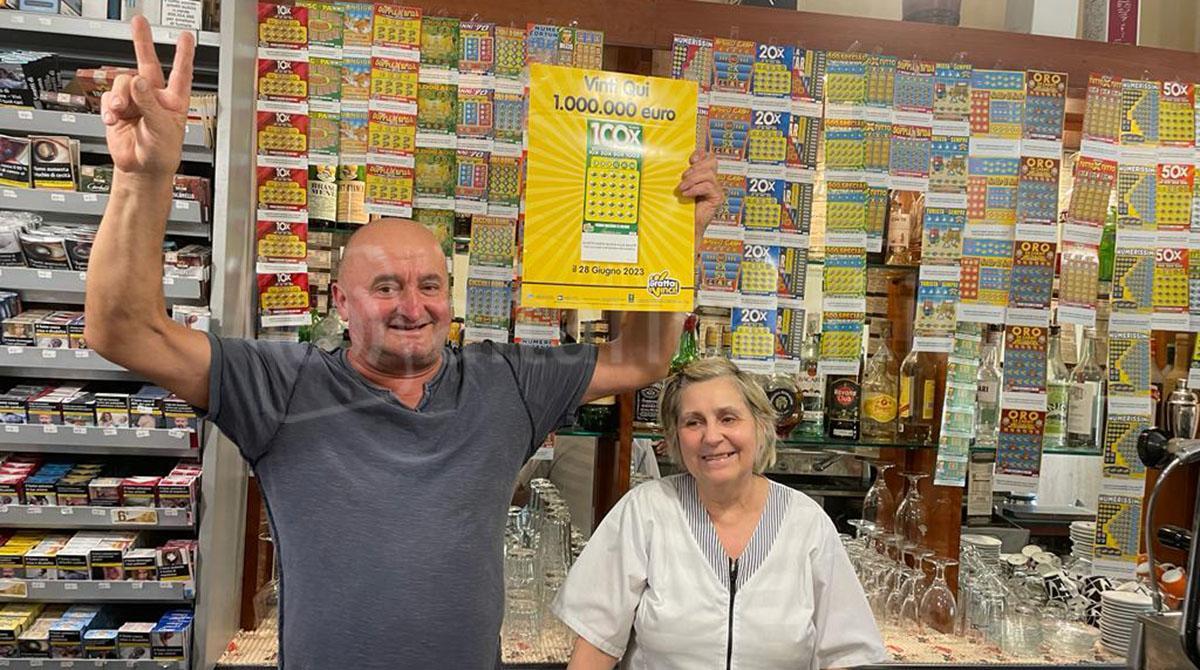 Vincita da sogno a Novafeltria: 1 milione di euro al Gratta e Vinci - I titolari del Bar Alimentari Tomei di Ponte Baffoni (Novafeltria) festeggiano la milionaria vincita