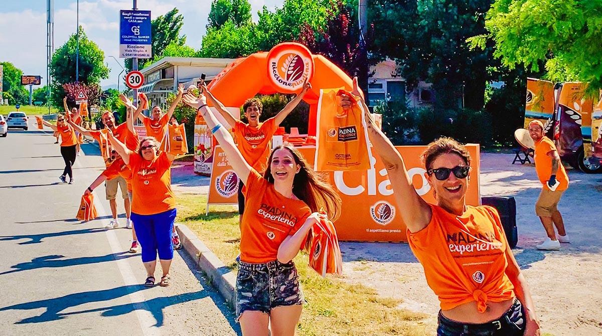 Souvenirs golosi da Riccione: regalate più di 10mila piadine ai turisti di rientro dalle vacanze - Lo staff di Riccione Piadina al casello dell'A14
