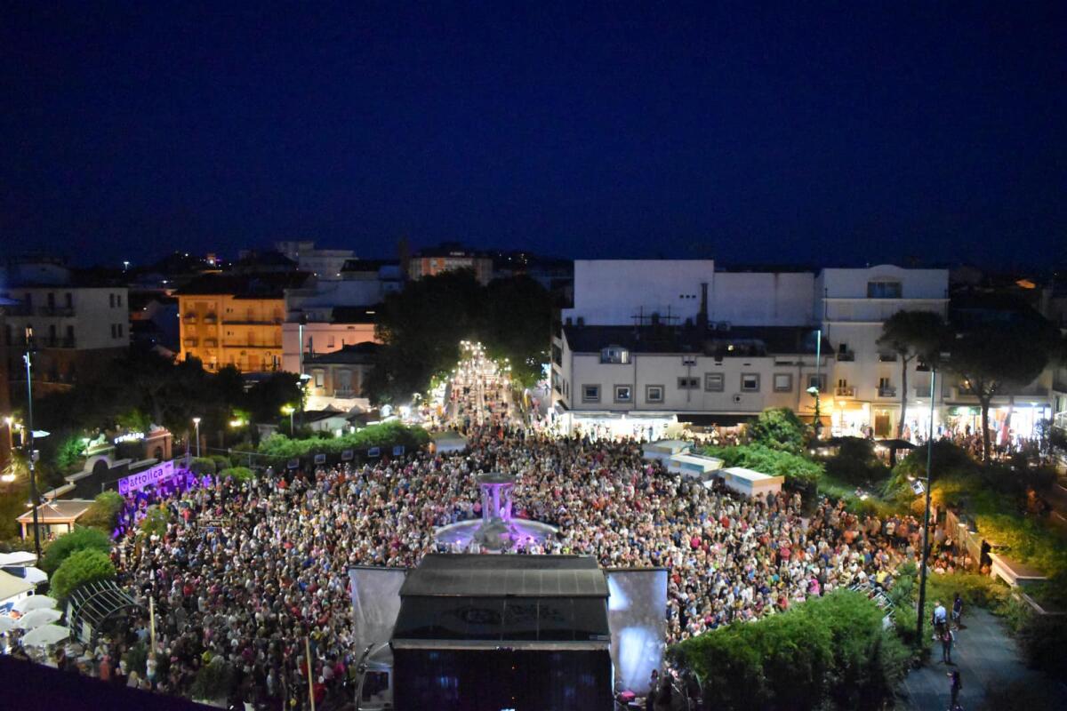 Notte Rosa a Cattolica, Orietta Berti sul palco: "Artista entrata nel cuore di tutti, la piazza era piena" - Colpo d'occhio della Piazza 1° Maggio durante il concerto di Orietta Berti