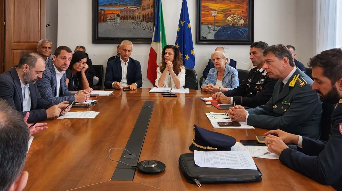 Notte Rosa, operazione sicurezza: obiettivo blindare i luoghi della festa e la spiaggia, che sarà tutta illuminata - Un momento della riunione