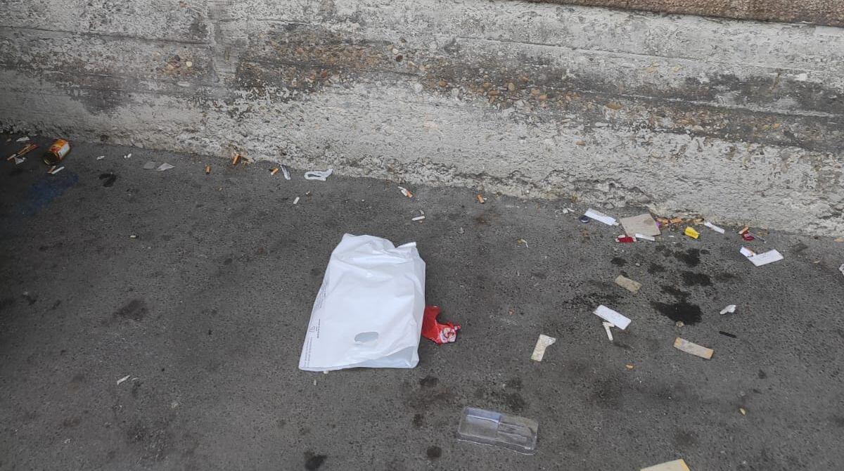 Immondizia, bivacco e puzza di urina nel parcheggio a Rimini - Le immagini inviate dal nostro lettore