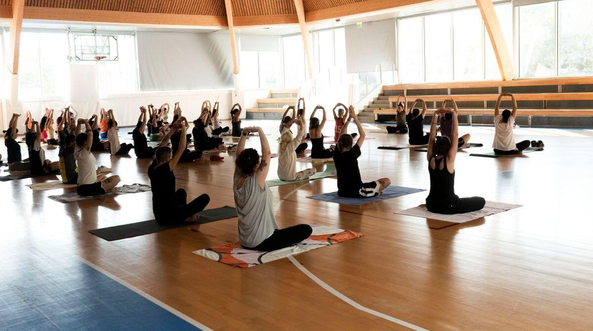 Tanta attività fisica ed allenamenti nell'estate degli ospiti di San Patrignano - Lezione di yoga a SanPa