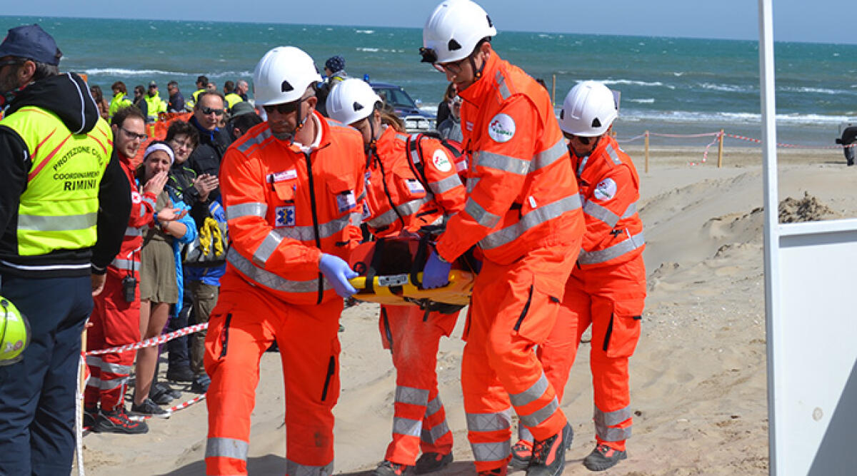 Doppia emergenza sulla spiaggia: salvati un uomo in mare e un bambino colpito da un malore - Archivio