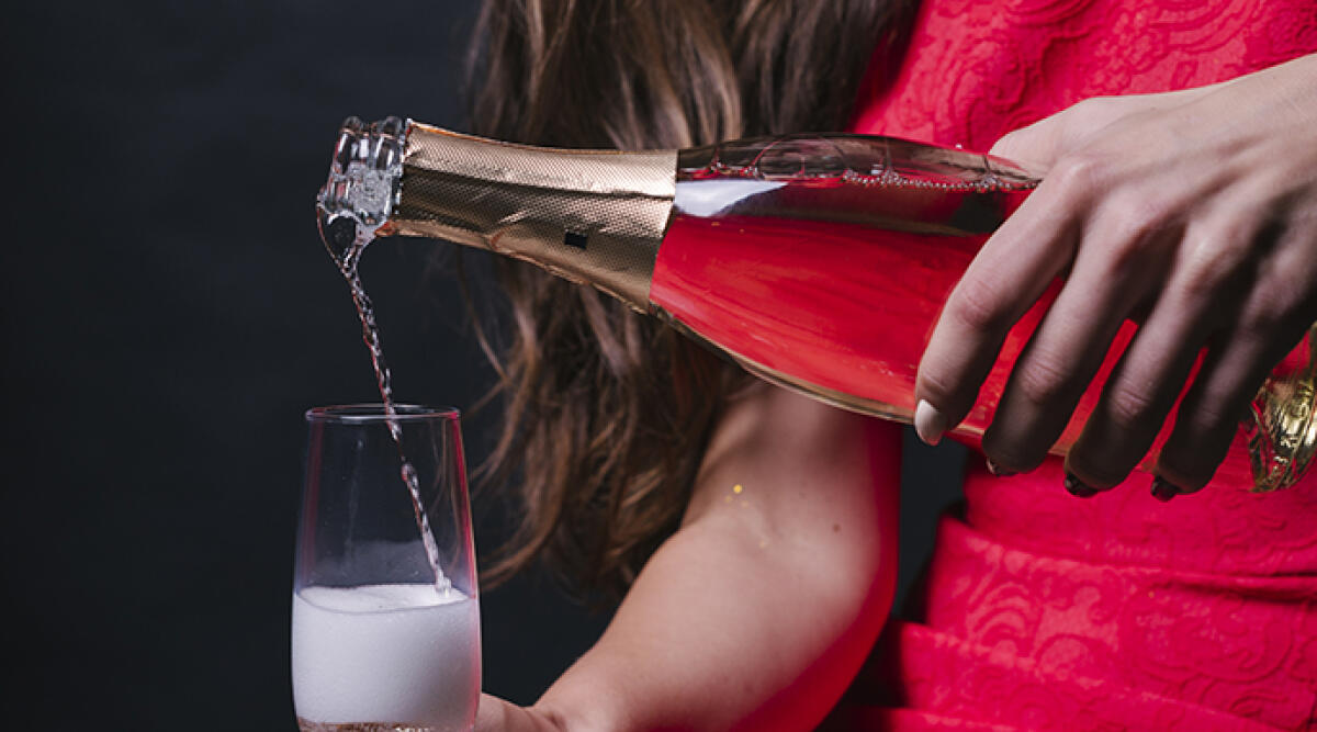 Vacanza a Rimini si trasforma in un incubo: madre lascia i figli minori in hotel e va a ubriacarsi - Una donna che beve, foto di repertorio