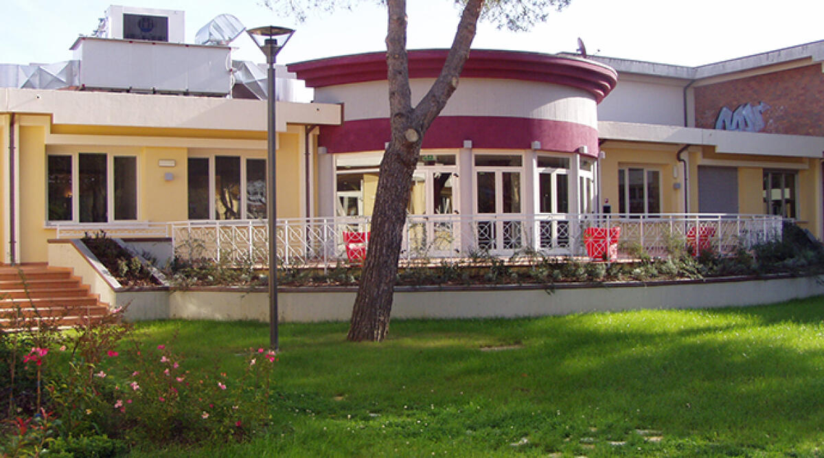 Incontro con la scrittrice Dacia Maraini nel giardino della biblioteca di Misano - L'esterno della biblioteca di Misano Adriatico