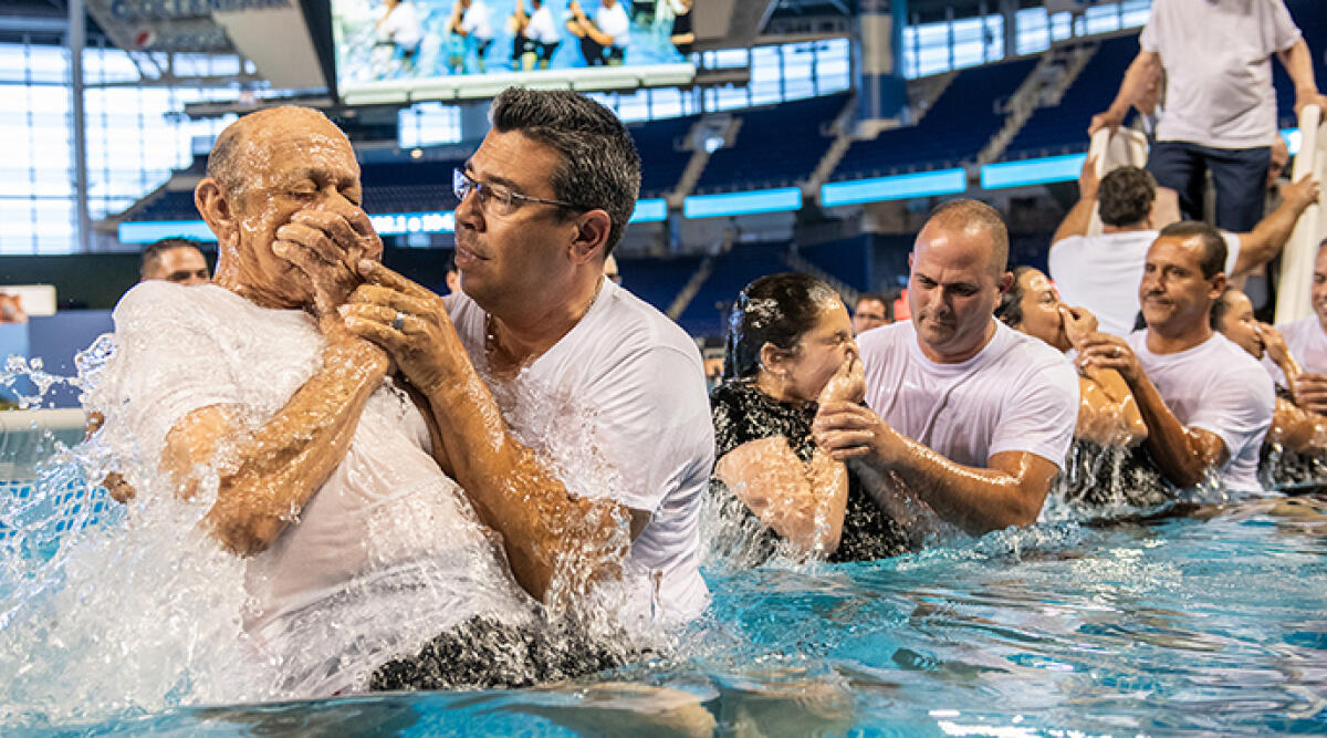 Un detenuto e un agente di custodia si battezzano come Testimoni di Geova - Il battesimo dei nuovi fedeli al congresso dei Testimoni di Geova