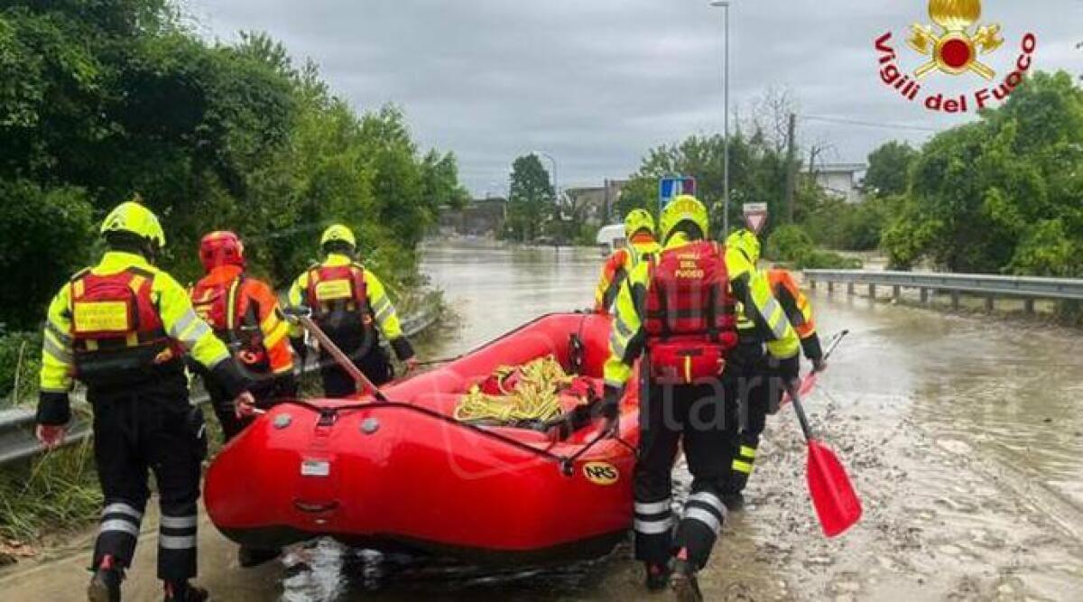Alluvione, vigili del fuoco impiegati in oltre 16mila interventi su 3 province - Vigili del Fuoco
