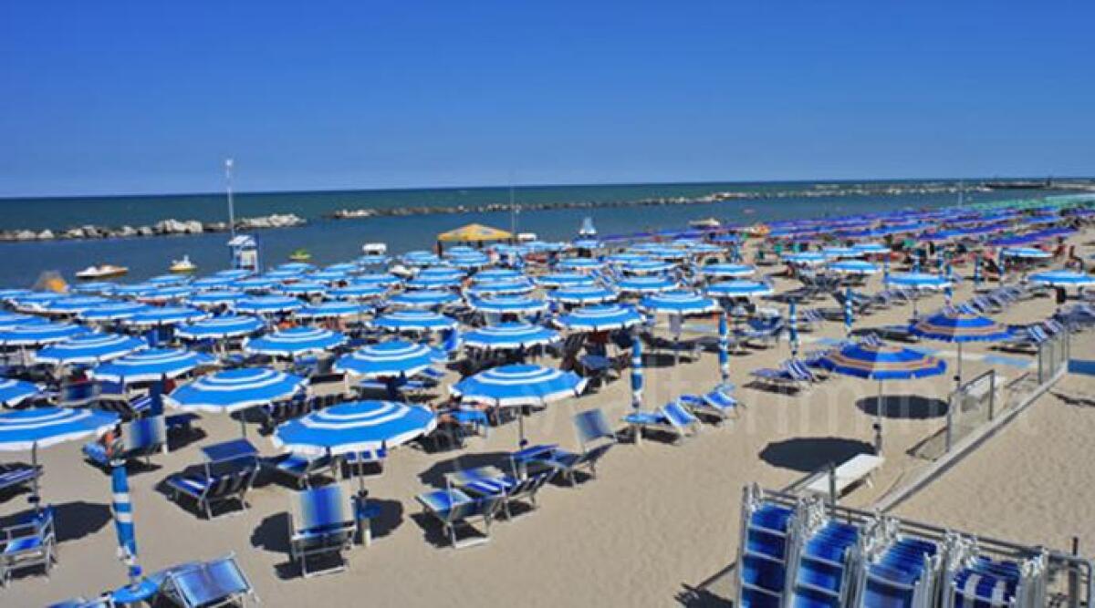 Spiaggia di Rimini: senza regole e controlli istituzionali - Foto di repertorio