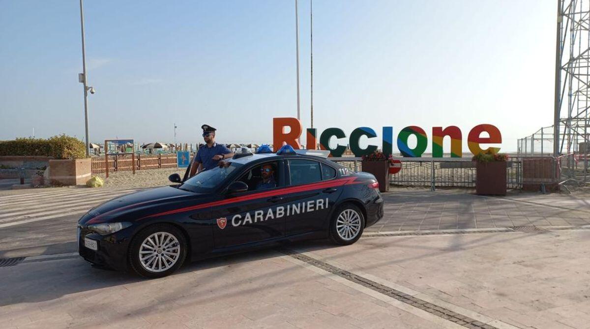 Pistola con due colpi nel caricatore nascosta in una aiuola a Riccione - Carabinieri di Riccione
