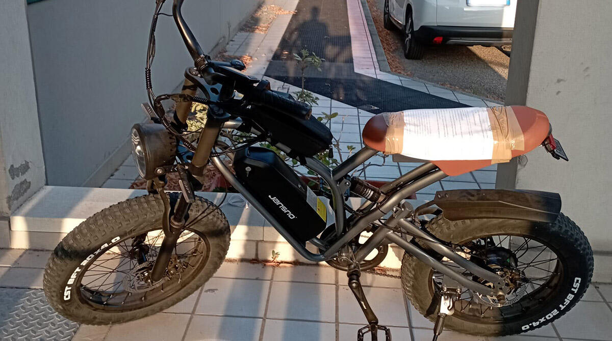 Movimenti sospetti vicino al condominio, beccato spacciatore di eroina. Trovato in possesso di bici elettriche rubate - Una delle biciclette rubate rinvenute dalla Polizia Locale
