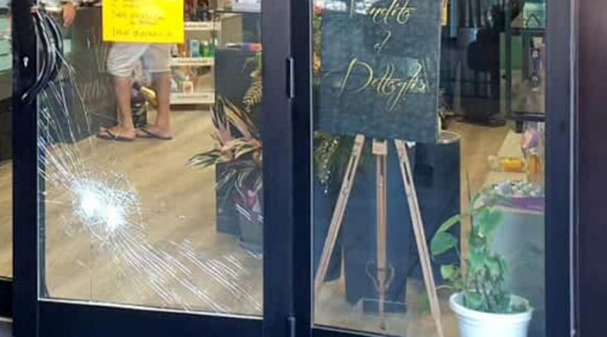 Tentato furto in una pizzeria e negozio a Rimini in via Flaminia - La porta di vetro sfondata