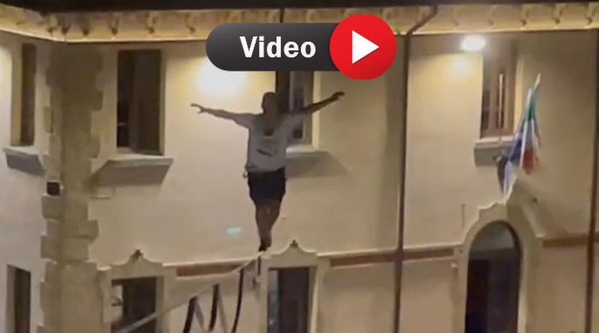 Spettacolo mozzafiato a Novafeltria: i funamboli camminano tra i palazzi della piazza - Funambolo in piazza a Novafeltria