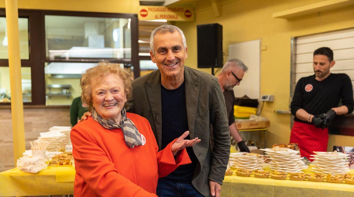 Rimini, se ne va Ilde Urbinati, una vita tra piadine e commedie dialettali - Ilde con il sindaco di Rimini