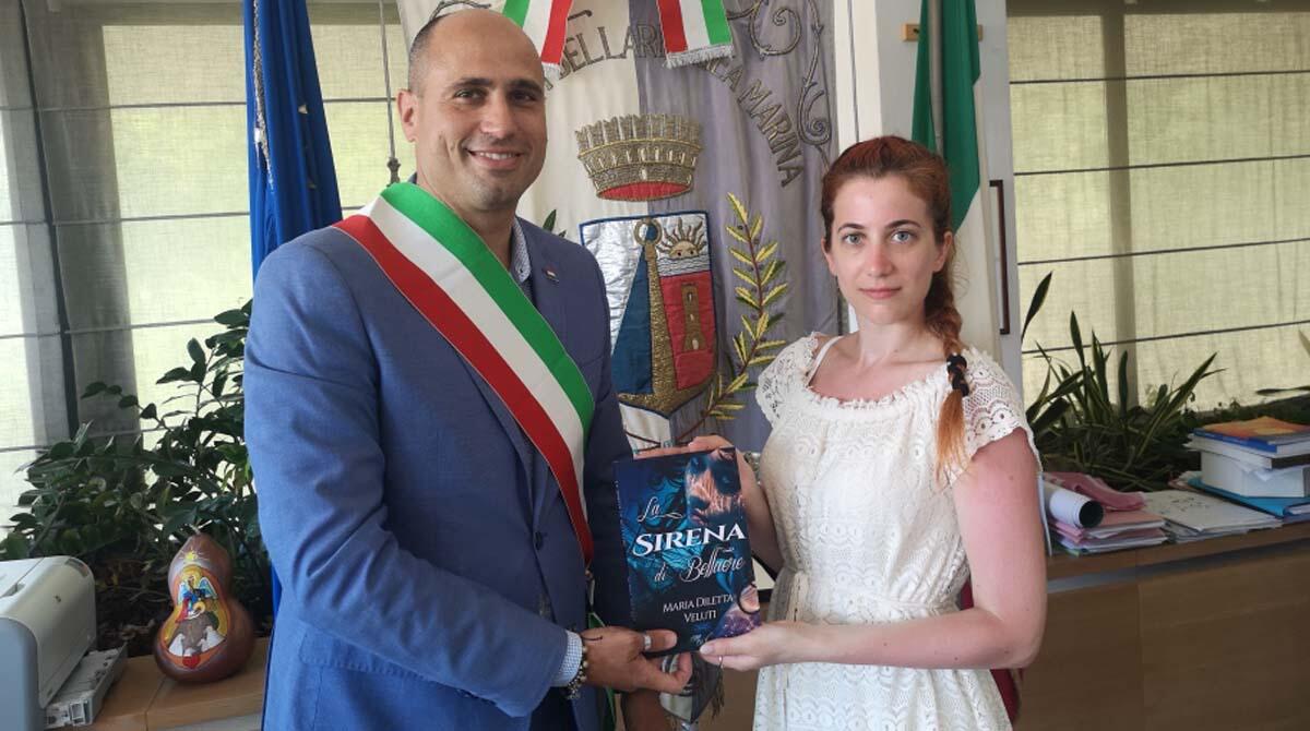 Maria Diletta Veluti: la giovane scrittrice ambienta a Bellaria il suo primo romanzo - Maria Diletta Veluti con il sindaco Giorgetti