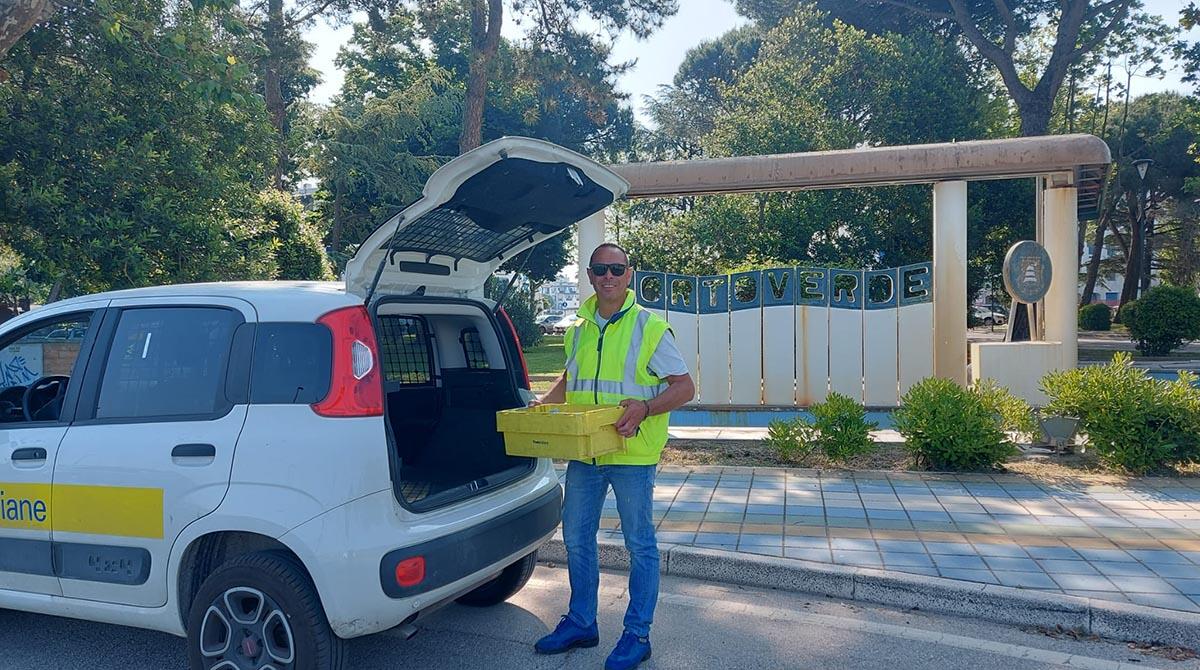 Spiagge più belle d'Italia: i postini riccionesi raccontano la Romagna sui canali social di Poste Italiane - Il postino Federico a Porto Verde, Riccione