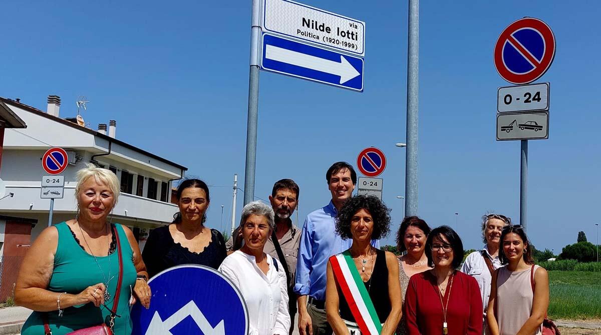 Nilde Iotti, Rimini intitola una via alla prima donna presidente della Camera dei deputati - La vicesindaca Bellini e gli assessori Bragagni e Mattei, in presenza anche di Emma Petitti, all'inaugurazione della targa