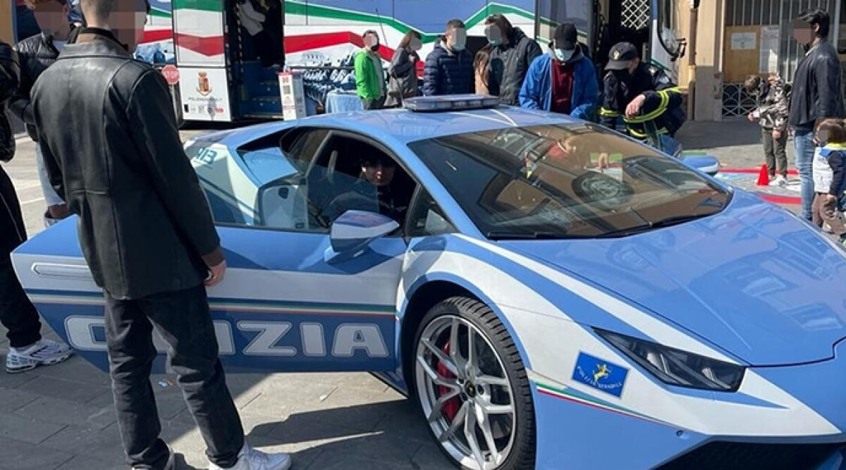 Pullman Azzurro e Lamborghini in mostra a Rimini per la sicurezza stradale - Un viaggio di educazione stradale nelle mete turistiche italiane