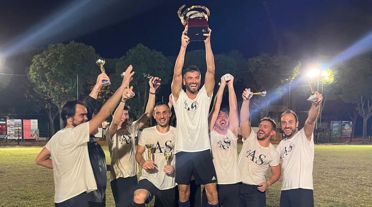 Calcio, va alla squadra dei Bianco l'edizione 2023 del Torneo di Vita - I Bianco con la coppa del Torneo