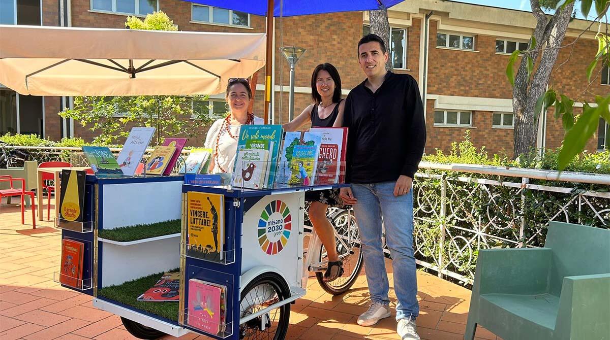Bibliobike: a Misano i libri arrivano in spiaggia in bicicletta. Il nuovo servizio della biblioteca comunale - La Bibliobike di Misano
