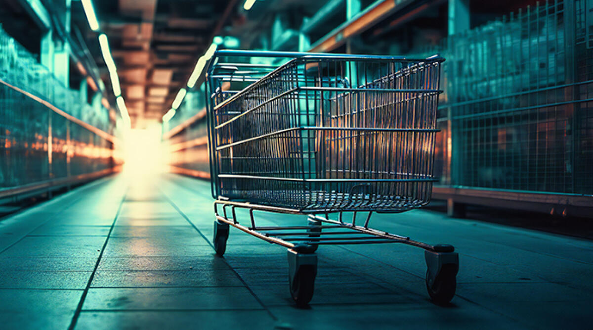Palpeggia bimba di 8 anni al supermercato, addetto alla sicurezza in cella - Un carrello della spesa, foto di repertorio