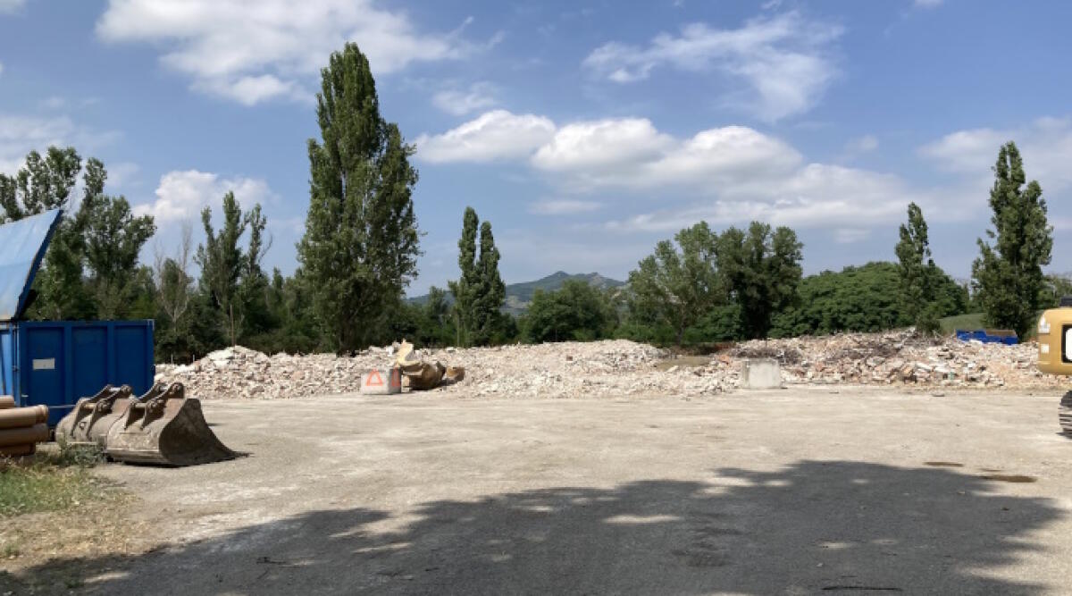 Allevamento Fileni: dalle macerie di due capannoni abbattuti a Maiolo rinvenuta lana di roccia - Il cantiere alla Cavallara
