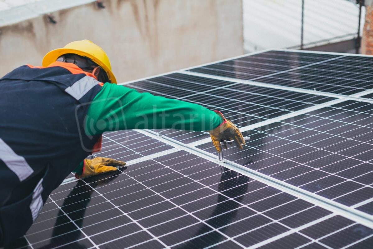 Prima comunità energetica a Santarcangelo, arrivano 29mila euro dalla Regione - Photo by Los  Muertos Crew on <a href="https://www.pexels.com/photo/solar-technician-installing-solar-panel-8853502/" rel="nofollow">Pexels.com</a>