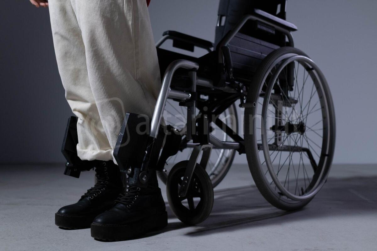 Tenta di rubare ad una persona disabile una e-bike da oltre 3mila euro: beccato e arrestato - Photo by cottonbro studio on <a href="https://www.pexels.com/photo/person-wearing-black-boots-standing-in-front-of-a-wheelchair-6195475/" rel="nofollow">Pexels.com</a>