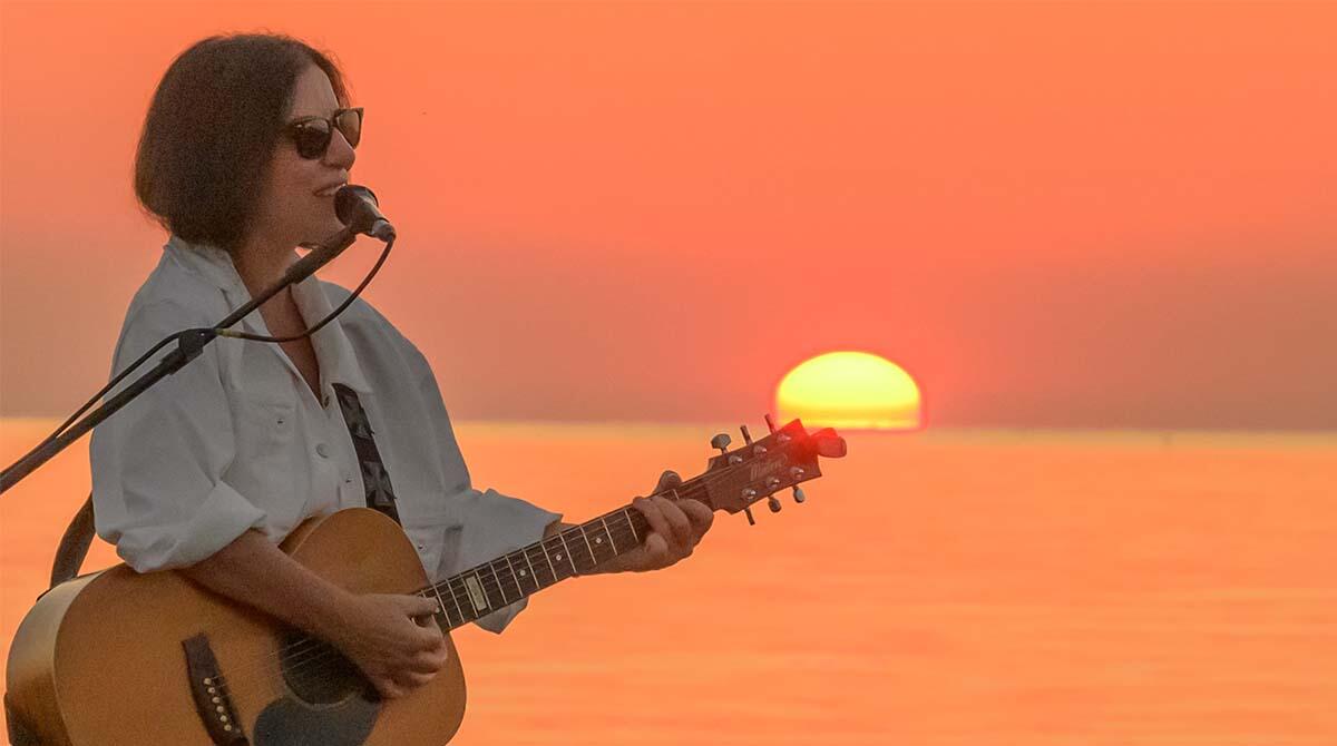 Notte Rosa a Riccione: Carmen Consoli e Paola Turci, doppio appuntamento con la musica italiana d'autore - Paola Turci in concerto sulla spiaggia di Riccione CASALBONI