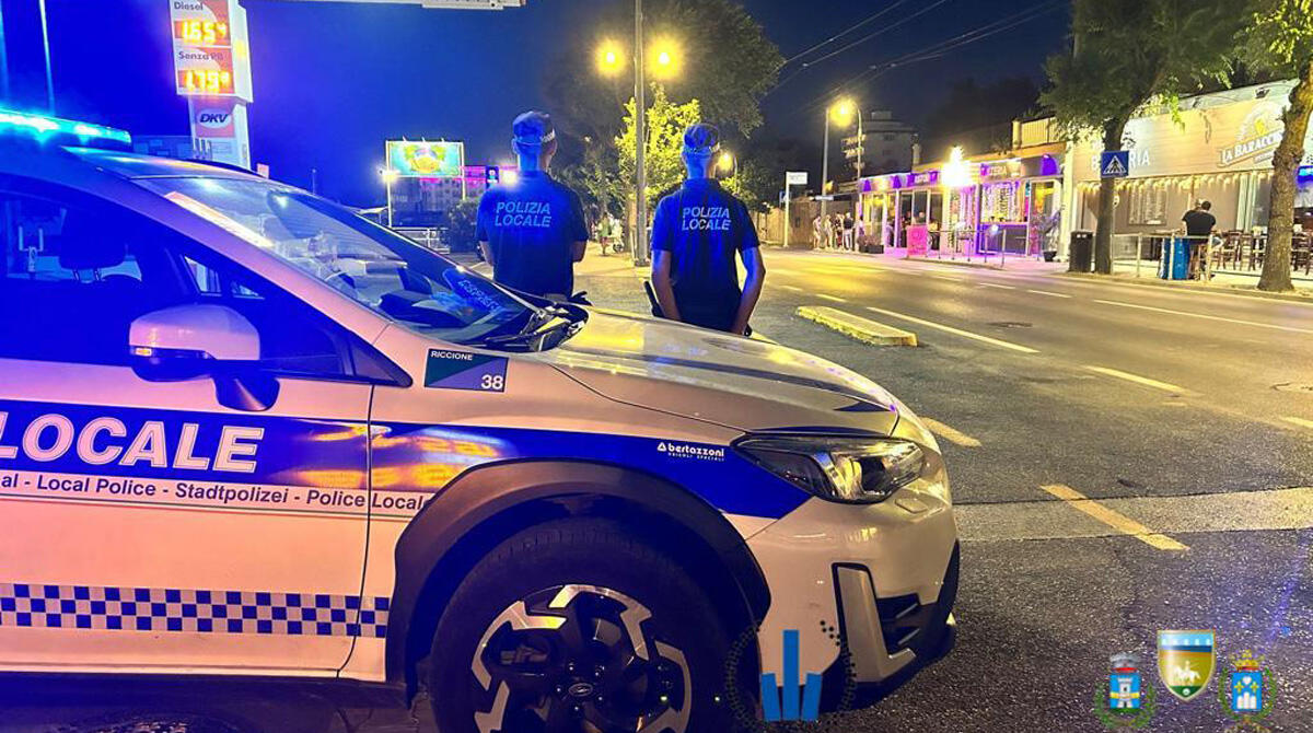 Gli strappano la collanina, li insegue e viene pestato: Polizia identifica i presunti responsabili - Pattuglia della polizia locale a Riccione ARCHIVIO