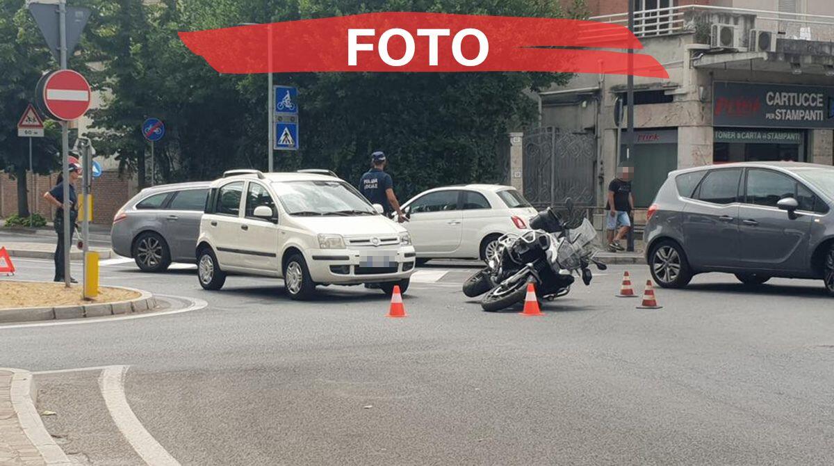 Centauro colpito nei pressi della rotonda di via Tripoli, traffico in tilt a Rimini - Incidente lungo la rotonda di via Tripoli a Rimini