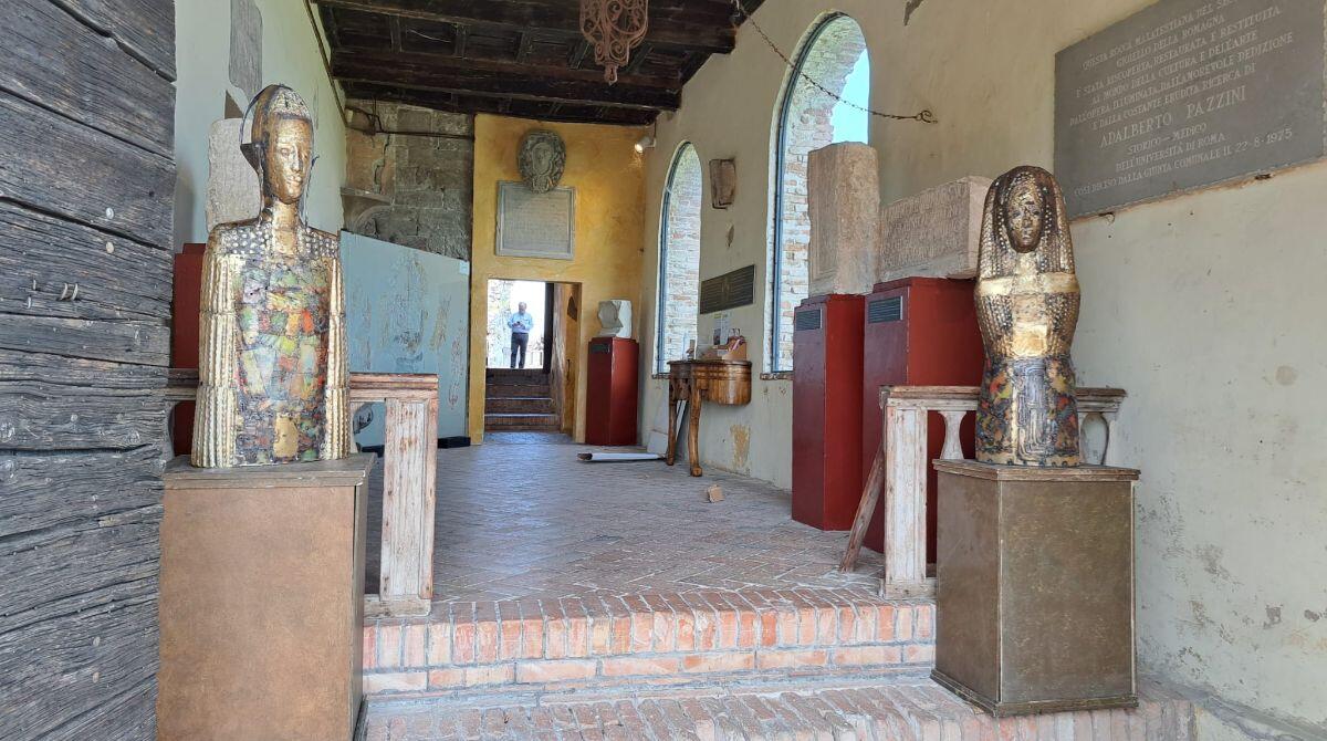 Donne scolpite e dipinte nella mostra di Navacchia alla Rocca di Verucchio - Una parte della mostra