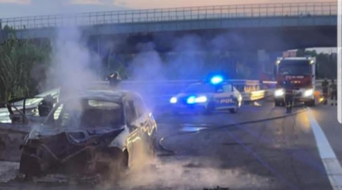 Rimini, accosta con l’auto e la vettura prende fuoco - L'auto andata a fuoco
