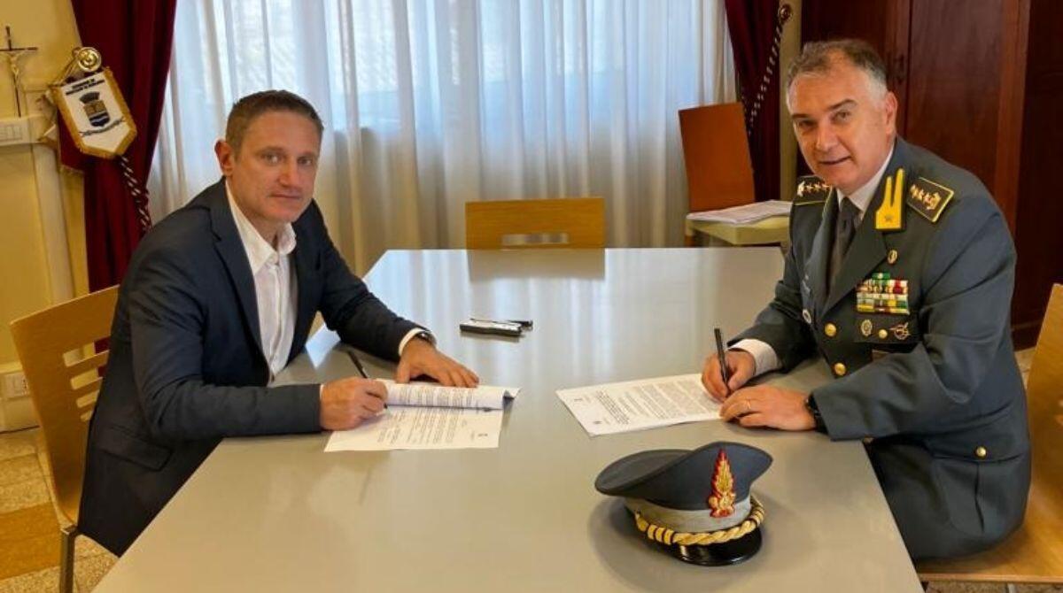 Finanza Rimini: accordo con Morciano per controllo progetti legati al Pnrr - Sindaco di Morciano Ciotti e Comandante Coscarelli