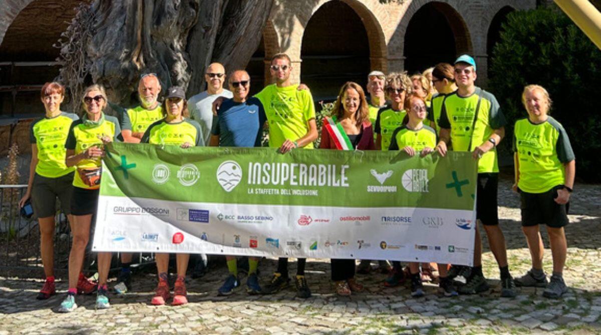 Arriva a Verucchio la Staffetta dell'Inclusione partita domenica da La Verna - Il gruppo e il cipresso di San Francesco