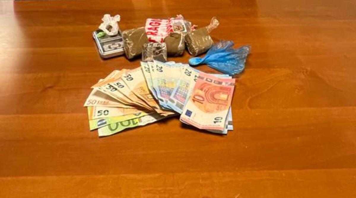 Riccione, vedono i Carabinieri e tentano di disfarsi della cocaina: in manette due giovani - La droga ed i contanti sequestrati