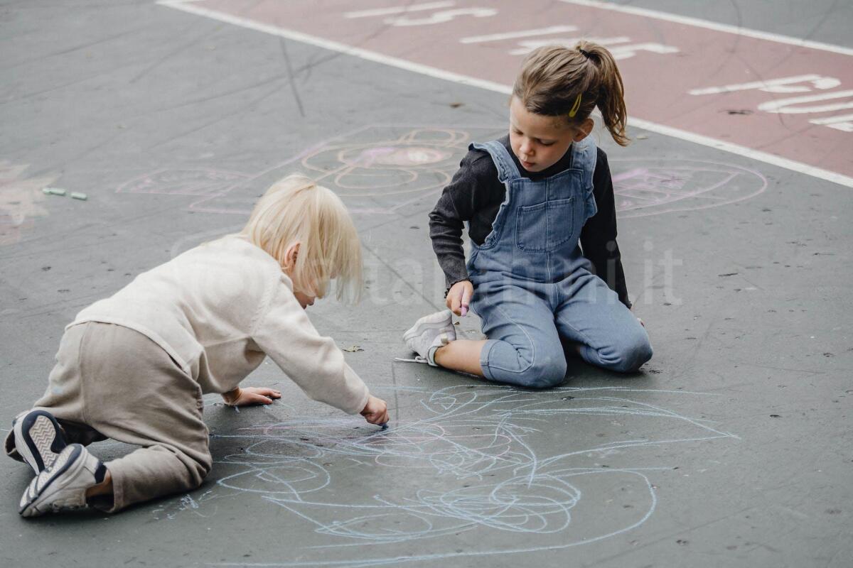 Il Paese dei Bambini: 11 appuntamenti a Verucchio con giochi e animazioni. Il programma - Photo by Allan Mas on <a href="https://www.pexels.com/photo/adorable-girls-drawing-on-asphalt-5622413/" rel="nofollow">Pexels.com</a>