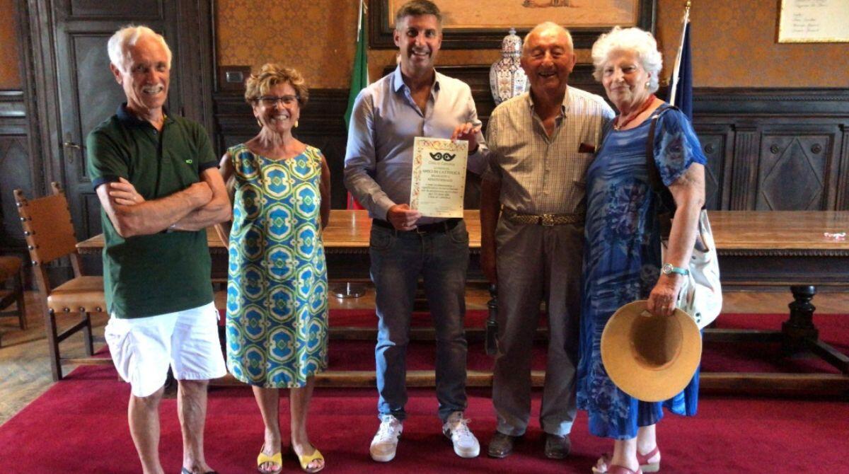 In vacanza a Cattolica dal 1968, turisti fedeli premiati in comune - Assessore Belluzzi con i turisti fedeli Renato e Marialuisa