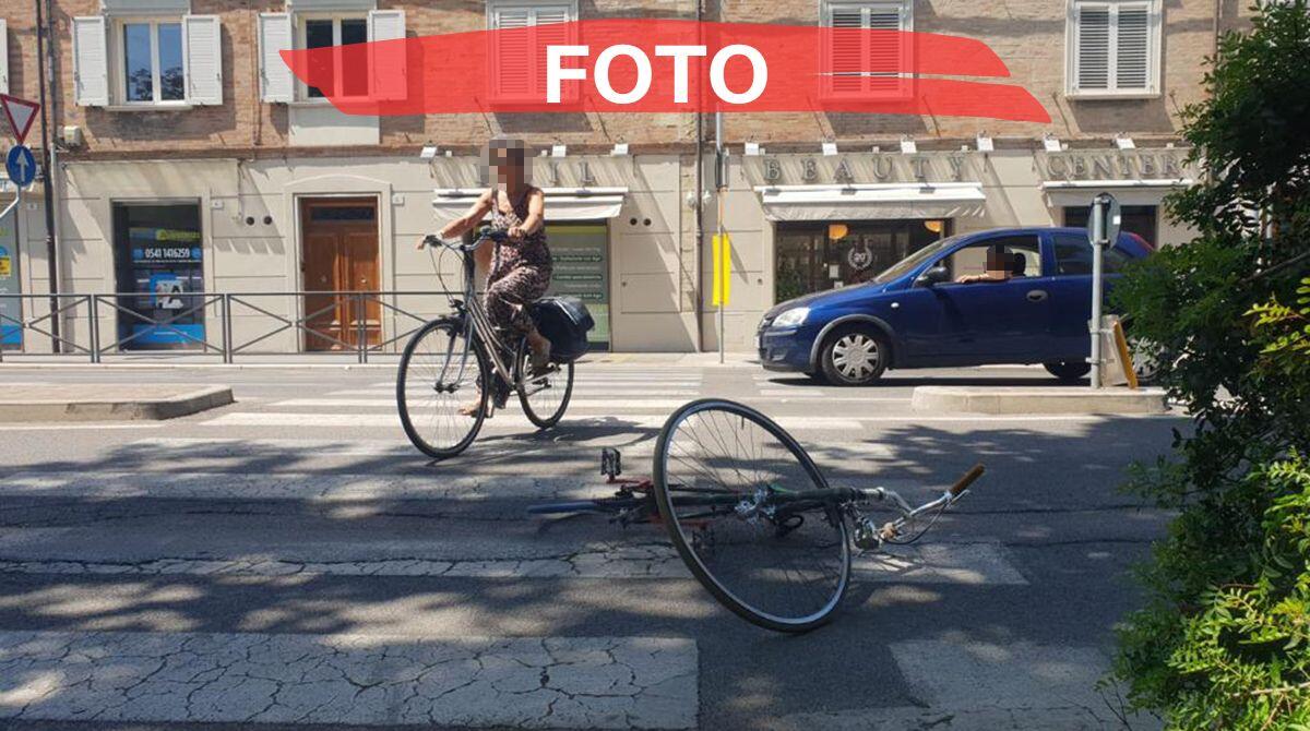 Ciclista attraversa dove è consentito ma viene investito: traffico in tilt verso il mare - Le immagini dell'incidente in via Flaminia/via Tripoli, Rimini