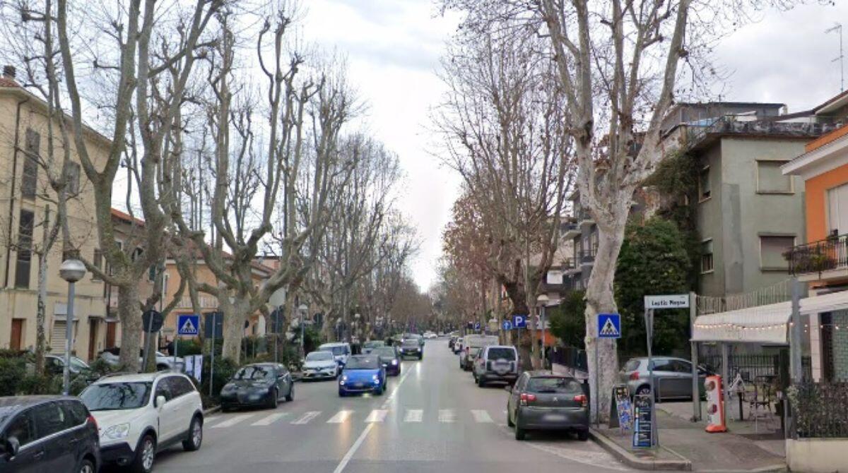 Parcheggi selvaggi in zone trafficate. La segnalazione -