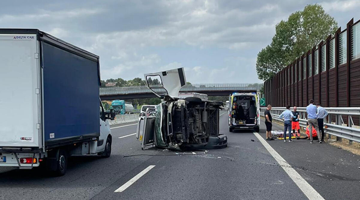 Incidente sull'autostrada A14: furgone si ribalta dopo lo scoppio di una gomma, un ferito - Scoppio di gomma causa ribaltamento dell'auto