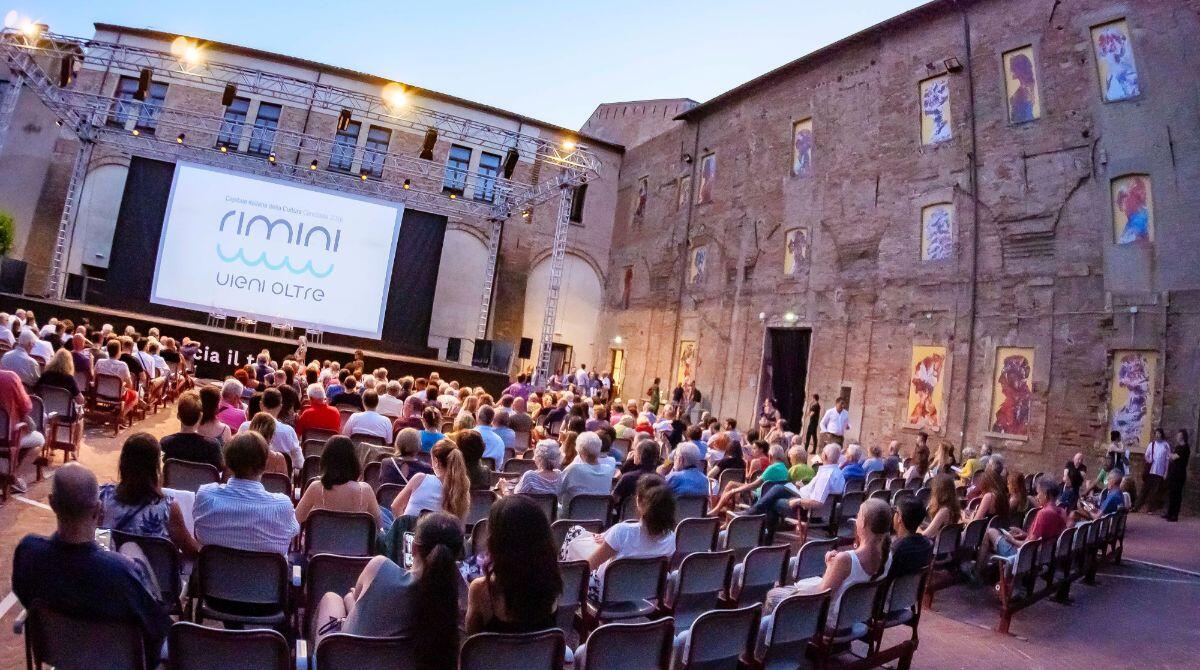 Amarcord incanta gli Agostiniani, successo per la serata dedicata al capolavoro di Fellini - Il pubblico alla serata dedicata ad Amarcord